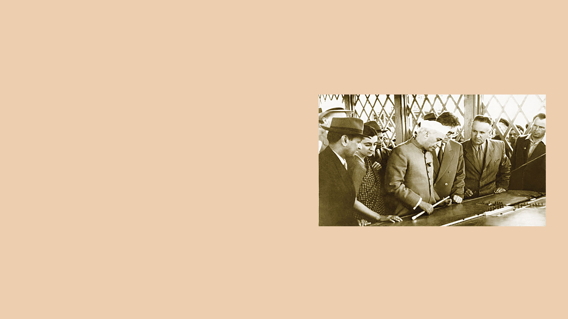 Посещение строительства Волжской ГЭС премьер-министром Индии Д. Неру с дочерью И. Ганди. 1955 год | The Prime Minister of India, Jawaharlal Nehru, and his daughter Indira Gandhi, visiting the construction site of the Volzhskaya HPP, 1955
